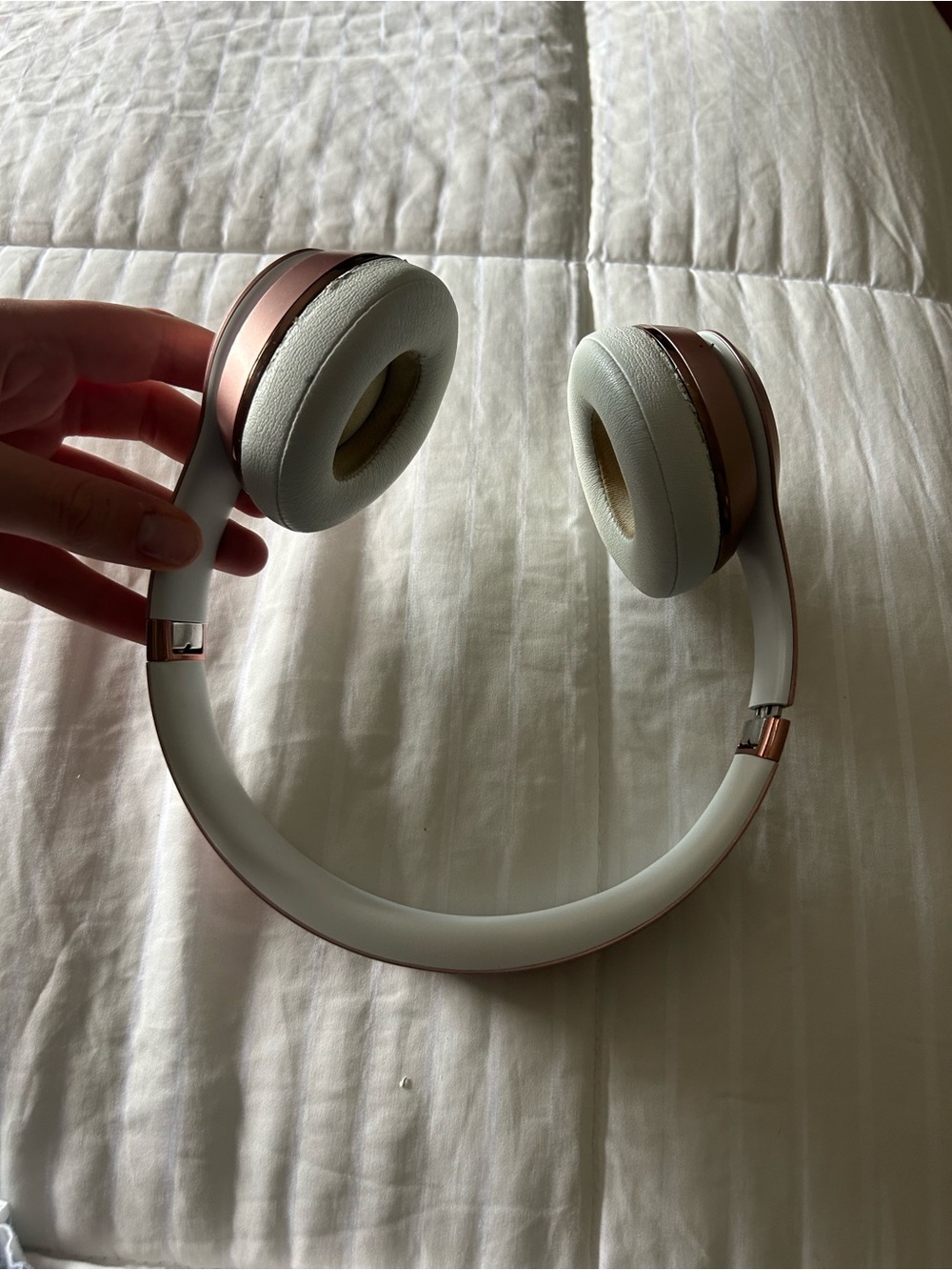 Wireless Solo 3 Beats by Dre Over-Ear Headphones - Rose Gold and White - Picture 3 of 13